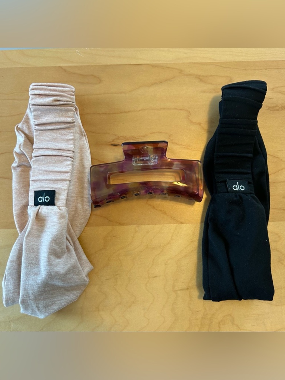 ALO Yoga Black and pink Ruched Headbands with Lululemon Tortoiseshell Claw Clip